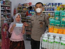 PENTINGNYA PROTOKOL KESEHATAN BAGI MASYARAKAT, OPERASI YUSTISI MALAM POLSEK BINJAI SELATAN MENGIMBAU WARGANYA DAN BAGIKAN MASKER GRATIS