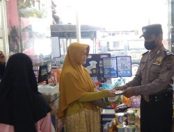 BAGIKAN MASKER SECARA GRATIS LANGKAH POLSEK BINJAI SELATAN DALAM MEMINIMALISIR PENYEBARAN VIRUS COVID-19 DI WILKUMNYA