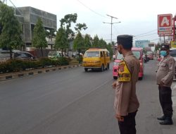 HADIR DITENGAH-TENGAH MASYARAKAT GATUR SORE JAGA KELANCARAN ARUS LALU LINTAS JALAN RAYA PADAT SORE POLSEK BINJAI TIMUR