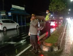 CURAH HUJAN TINGGI GENANGI JALAN, INI YANG DILAKUKAN PERSONIL POLSEK BINJAI TIMUR POLRES BINJAI
