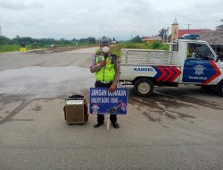 Satlantas Polres Binjai Sosialisasikan Larangan Penggunaan Knalpot Brong kepada pengendara yang melintas