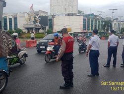 Pam Obvit Polres Binjai Melaksanakan kegiatan rutin pengaturan lalin pada pagi hari guna melancarkan aktivitas masyarakat