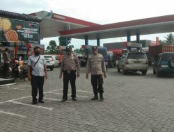 Mencegah terjadinya penyebaran virus corona petugas Polsek Binjai Timur memberikan himbauan tentang prokes dan membagikan masker gratis