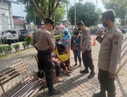 Personil Polsek Binjai Timur berantas virus covid-19 dengan memberikan himbauan kepada masyarakat dan membagikan maker gratis