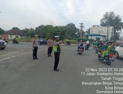 Personil Lalu Lintas Polres Binjai melaksanakan pos padat pagi rutin serta memberi himbauan tentang protokol kesehatan