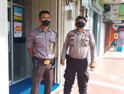 Petugas sat Samapta melaksanakan pengaturan pagi lalin guna melancarkan aktivitas pada masyarakat