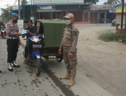 Polsek Binjai Timur laksanakan Pendisiplinan  Protokoler Kesehatan dan pemberian Masker gratis