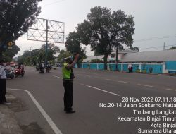 Personil Sat Lantas Polres Binjai laksanakan kegiatan rutin yaitu pos padat pagi untuk melancarkan arus lalin