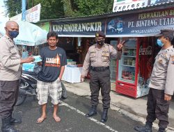 Petugas Polsek Binjai Timur melakukan kegiatan Operasi Yustisi  Pendisiplinan  Protokoler Kesehatan dan pemberian Masker gratis terkait Pencegahan Penyebaran Virus Corona ( Covid 19 )