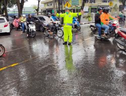 HUJAN TURUN, SATLANTAS POLRES BINJAI TETAP ATUR LALU LINTAS BERI PELAYANAN KEPADA MASYARAKAT
