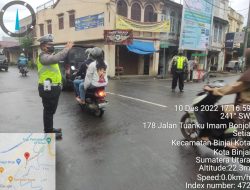 Sat Lantas Atur Lalulintas Sore Hari di Titik Rawan