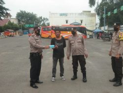 POLSEK BINJAI TIMUR POLRES BINJAI MELALUI UNIT PATROLI INGATKAN WARGANYA PROTOKOL KESEHATAN SASAR TERMINAL BUS