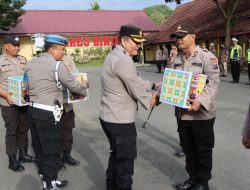 KAPOLRES BINJAI BAGIKAN BINGKISAN PAKET NATAL TAHUN 2022 KEPADA PERSONIL POLRES BINJAI