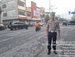 KASAT LANTAS POLRES BINJAI PIMPIN PENGATURAN ARUS LALU LINTAS DI 24 TITIK LOKASI PADAT PAGI