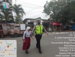 POS PADAT PAGI POLRES BINJAI DAN JAJARANNYA BERI PELAYANAN PERTAMA DI PAGI HARI KEPADA PENGGUNA JALAN RAYA