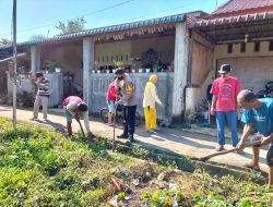 BERSAMA SAMA WARGA BHABINKAMTIBMAS BANTU BERSIHKAN PARIT JALAN KOMPLEK