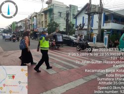 PEDULI KESELAMATAN, PERSONEL SAT LANTAS POLRES BINJAI SEBRANGKAN ANAK SEKOLAH