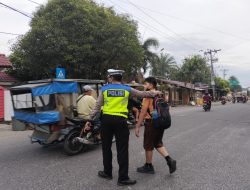 UTAMAKAN KESELAMATAN || SATLANTAS POLRES BINJAI BANTU SEBERANGKAN ANAK SEKOLAH