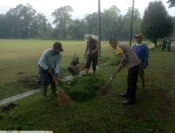BHABINKAMTIBMAS DAN WARGA GOTONG ROYONG BERSIHKAN LAPANGAN SEPAK BOLA