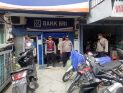 Polsek Binjai Barat Personil Unit Samapta laksanakan giat Patroli memberikan himbauan kepada masyarakat dan memebrikan masker gratis