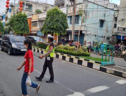 TETAP EKSIS PERSONIL SAT LANTAS POLRES BINJAI PENGATURAN LALU LINTAS DAN BANTU PENYEBRANGAN