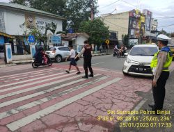 BENTUK PELAYANAN PRIMA || SAT SAMAPTA POLRES BINJAI BANTU SEBRANGKAN ANAK SEKOLAH