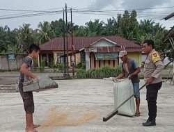 ANTUSIAS BHABINKAMTIBMAS POLSEK SEI BINGAI  MEMBANTU WARGA