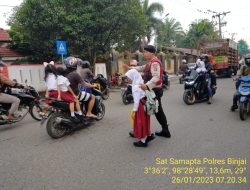 PELAYANAN PRIMA SAT SAMAPTA POLRES BINJAI BANTU SEBRANGKAN ANAK SEKOLAH