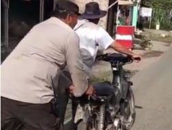 SPONTAN DAN INISIATIF, BHABINKAMTIBMAS BANTU DORONG SEPEDA MOTOR WARGA MOGOK DI JALAN