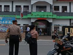 AWAL TUGAS PAGI HARI BHABINKAMTIBMAS KELURAHAN JATI KARYA BANTU SEBRANGKAN ANAK SEKOLAH