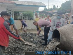 BHABINKAMTIBMAS DESA TANDAM HILIR II TURUT SERTA GOTONG ROYONG BANTU WARGA DALAM MERENOVASI MUSHOLLA
