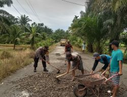 PRIHATIN KONDISI JALAN RUSAK,  BHABINKAMTIBMAS PEKAN SELESAI BANTU WARGA PERBAIKI JALAN SEBAGAI BENTUK KEPEDULIAN