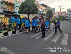 UNIT SAMAPTA POLRES BINJAI BANTU SEBRANGKAN SISWA SISWI  SEKOLAH