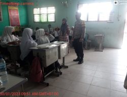 SAMBANGI ANAK SEKOLAH, BHABINKAMTIBMAS AIPDA PAIMAN BERIKAN MOTIFASI BELAJAR