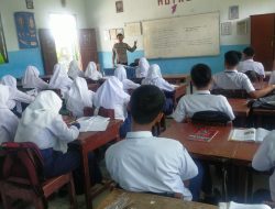 SELAMATKAN GENERASI MUDAH CEGAH KENAKALAN REMAJA BHABINKAMTIBMAS SOSIALISASI KE SEKOLAH SMPN 10 BANDAR SENEMBAH