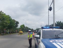 Sat Lantas Polres Binjai melaksanakan Giat pos padat sore memantau arus lalin cegah terjadinya gangguan Kamtibcarlantas