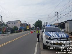Sat lantas Polres Binjai melaksanakan patroli guna antisipasi kemacetan  dan memberi himbuan kepada warga agar tetap menjaga prokes