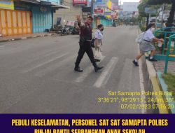 PEDULI KESELAMATAN, PERSONEL SAT SAT SAMAPTA POLRES BINJAI BANTU SEBRANGKAN ANAK SEKOLAH