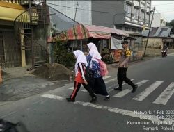 BHABINKAMTIBMAS BANTU SEBERANGKAN WARGA DAN ANAK SEKOLAH