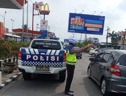 Sat Lantas Polres Binjai laksanakan Giat pos padat sore memantau arus lalin cegah terjadi adanya gangguan Kamtibcarlantas
