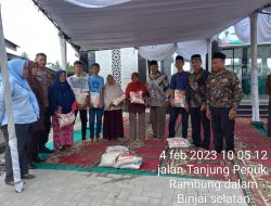 PEDULI DENGAN WARGANYA, BHABINKAMTIBMAS KELURAHAN RAMBUNG BAGIKAN BANSOS KEPADA WARGA KURANG MAMPU DAN KAUM DUAFA