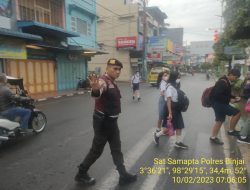Sat Samapta Polres Binjai melaksanakan pos padat pagi hari guna memantau arus lalin cegah terjadinya gangguan Kamtibcarlantas