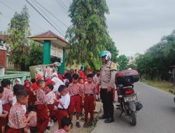 POLISI SAHABAT ANAK, BHABINKAMTIBMAS SAMBANGI SISWA SDN PASAR 8 PUNGAI