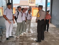 SAMBANGI SEKOLAH, INILAH CARA BHABINKAMTIBMAS KELURAHAN JATI KARYA CEGAH KENAKALAN REMAJA