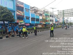 STRONG POINT PAGI, SAT LANTAS POLRES BINJAI LAKSANAKAN GATUR PAGI BANTU SEBRANGKAN ANAK SEKOLAH