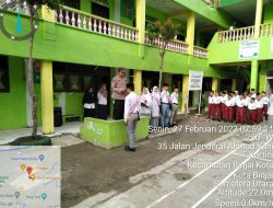 POLICE GOES TO SCHOOL, KANIT BINMAS POLSEK BINJAI KOTA POLRES BINJAI JADI PEMBINA UPACARA SEKOLAH DI MTS AL WASHLIYAH