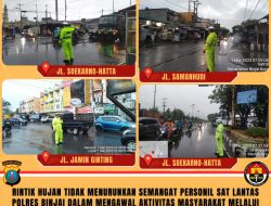 RINTIK HUJAN TIDAK MENURUNKAN SEMANGAT PERSONIL SAT LANTAS POLRES BINJAI DALAM MENGAWAL AKTIVITAS MASYARAKAT MELALUI PENGAMANAN DAN PENGATURAN ARUS LALIN