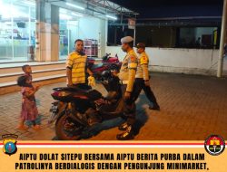 AIPTU DOLAT SITEPU BERSAMA AIPTU BERITA PURBA DALAM PATROLINYA BERDIALOGIS DENGAN PENGUNJUNG MINIMARKET, SAMPAIKAN HIMBAUAN KAMTIBMAS