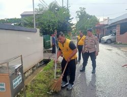 AIPTU JULIANTO SEMANGAT MENYONGSONG BULAN SUCI RAMADHAN DENGAN MEMBERSIHKAN MASJID
