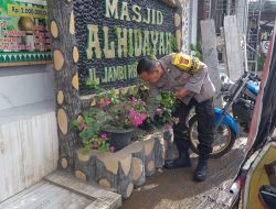 AIPTU M. ABDI TAMPUBOLON MELAKSANAKAN GIAT SAFARI BERSIH BERSIH MESJID MENYAMBUT RAMADHAN 1444 HIJRIAH